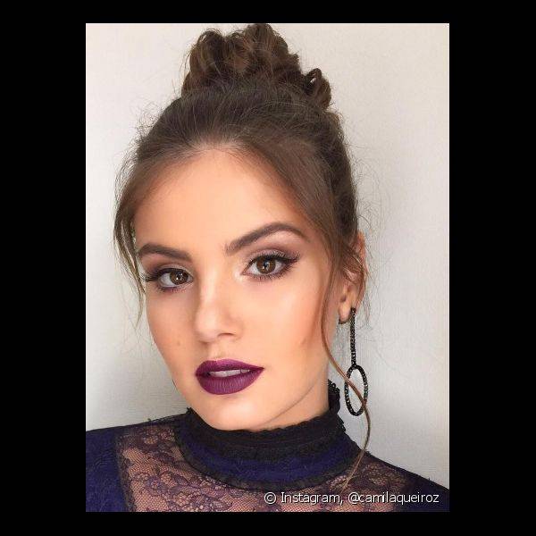 Batom vinho matte, pele luminosa e sobrancelhas e cílios definidos foram a chave para o look de Camila Queiroz, criado por Juliana Rakoza (Foto: Instagram @camilaqueiroz)